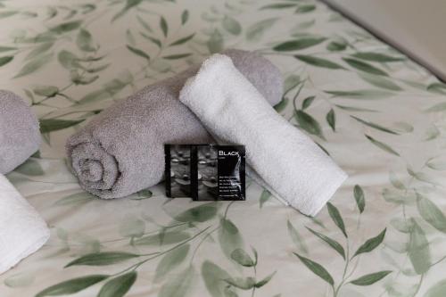 - une serviette farcie posée sur un lit dans l'établissement Le Serenity Paris, Stade de France, Le Bourget, à La Courneuve