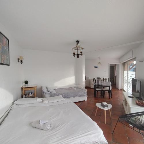 une chambre avec deux lits et un salon dans l'établissement Rez-de-villa Mougins, à Mougins