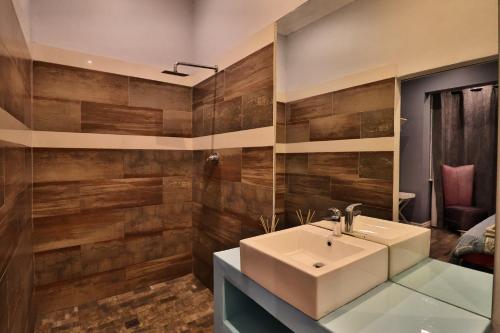 een badkamer met een wastafel en houten wanden bij Soul House in Durban