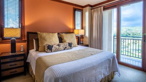 une chambre avec un lit et une grande fenêtre dans l'établissement Ko Olina Beach Villas O1001, à Kapolei