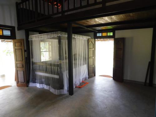 a room with a curtain in a room with doors at Antique Villa in Ranna