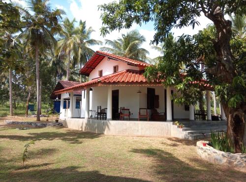 a small white house with a red roof at Antique Villa in Ranna