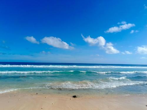 una playa con el océano y un cielo azul en Majuro see breeze suites en Majuro