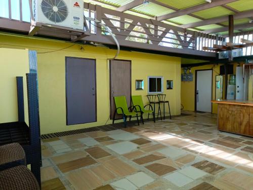 Pokój z krzesłami i zegarem na ścianie w obiekcie Majuro see breeze suites w Majuro