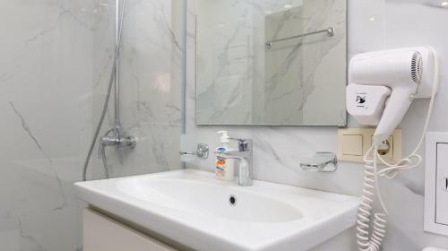 Bilik mandi di Apart-hotel on Koghbatsi 16