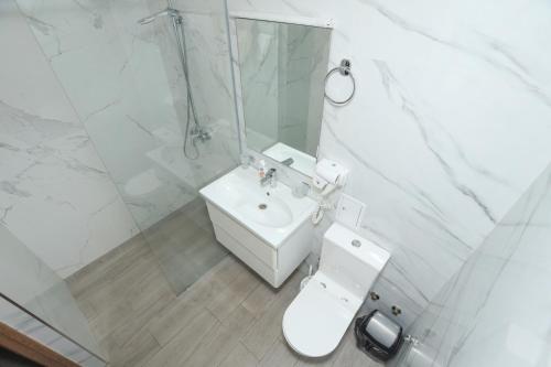 Bilik mandi di Apart-hotel on Koghbatsi 16