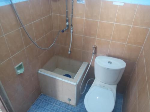 bagno con servizi igienici e doccia. di Gundaling 1 Guest House a Berastagi
