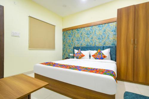 1 dormitorio con 1 cama grande en una habitación en FabHotel Grand Giriraj en Indore