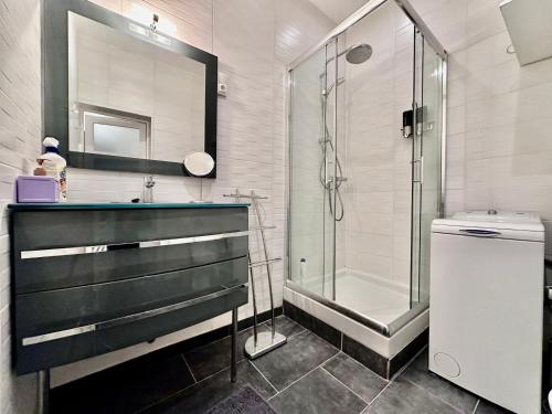 bagno con doccia, lavandino e servizi igienici di Escalille la Travia a Lille