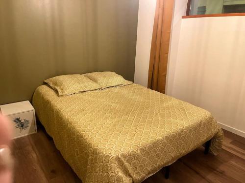 um quarto com uma cama com uma almofada e uma janela em Le 24 carat appartement 3 pièces neuf em Beaurepaire