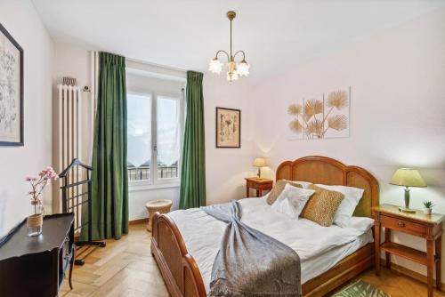 Mole Residence by Homenhancement في جنيف: غرفة نوم بسرير مع ستائر خضراء