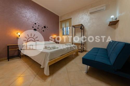 um quarto com uma cama e um sofá azul em Blue Horizon - Residence with Pool em Porto Cesareo