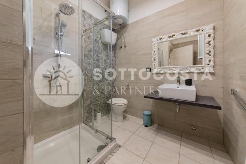 uma casa de banho com um chuveiro, um lavatório e um espelho. em Blue Horizon - Residence with Pool em Porto Cesareo