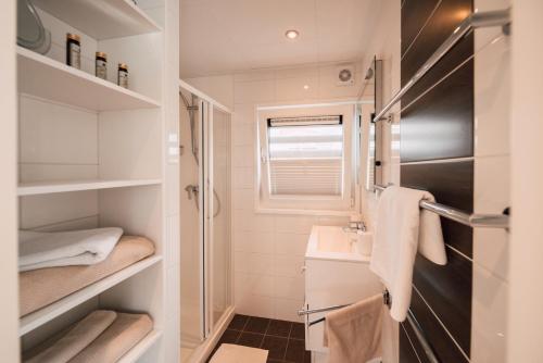 a small bathroom with a sink and a shower at Floatinghouses Bärwalder See in Klitten