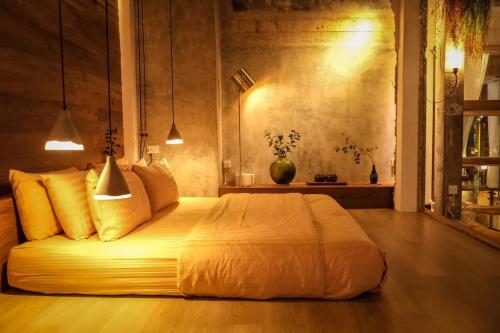 Una cama o camas en una habitación de Woo Ma Ca Moo