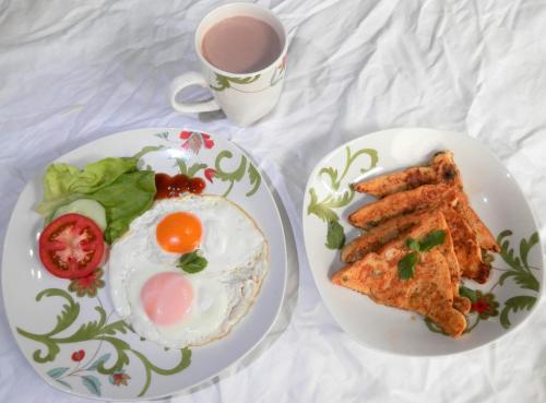 萨武萨武Sigasiga Sands Boutique Bungalows的两盘早餐食品和一杯咖啡