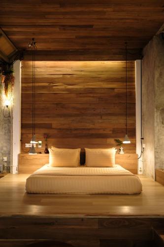 Una cama o camas en una habitación de Woo Ma Ca Moo