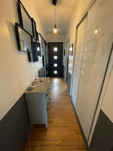 - un couloir d'une salle de bains avec lavabo et comptoir dans l'établissement Maison spacieuse avec jardin et salle de sport, à Saint-Brieuc