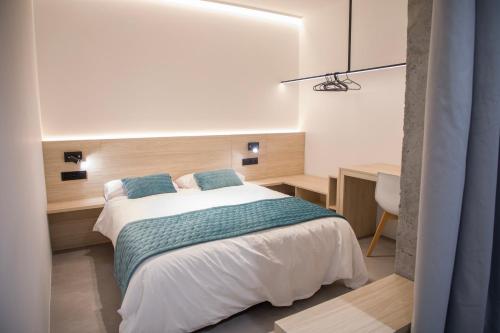 1 dormitorio con 1 cama grande y escritorio en Ponteloft - Recuncho, en Pontevedra