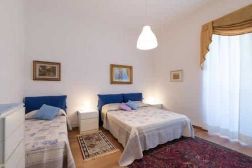 フィレンツェにあるLeopolda Dream Homeのベッドルーム1室(ベッド2台、窓付)