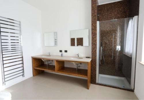 La salle de bains est pourvue d'un lavabo et d'une douche. dans l'établissement B&B Residenza Alba Chiara, à Monticelli dʼOngina