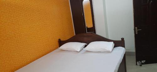 Aurangābād的住宿－New Gurudeo Basera And Family Restaurant，床上有2个白色枕头