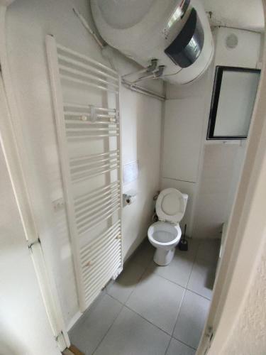 a small bathroom with a toilet and a window at Appartement T3 50m² - 6 pers. - Barcelonnette in Barcelonnette