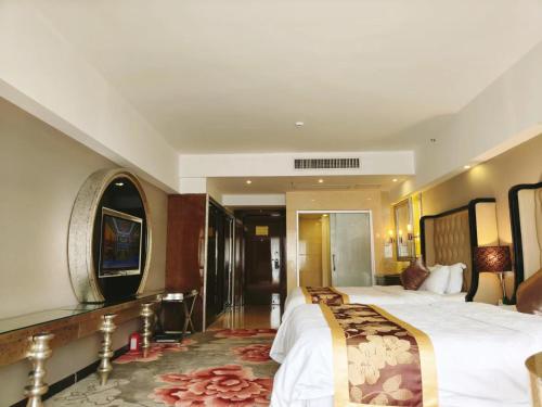 a hotel room with a large bed at 广州克莱顿酒店 Clayton Hotel Pazhou Exhibition Center in Guangzhou