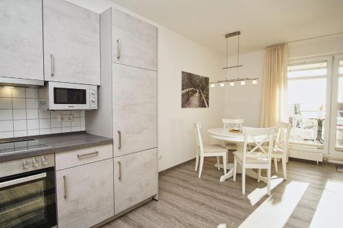Η κουζίνα ή μικρή κουζίνα στο Hafenhäuser Breege FeWo 05 - Balkon