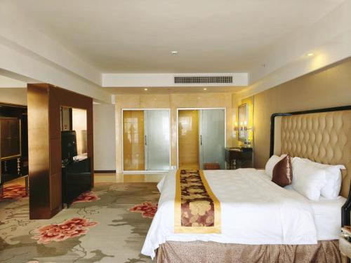 a bedroom with a large bed in a room at 广州克莱顿酒店 Clayton Hotel Pazhou Exhibition Center in Guangzhou