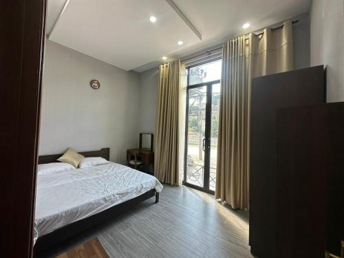 Cama ou camas em um quarto em Vũ Homestay