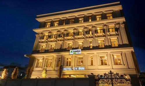 um edifício iluminado com uma placa de hotel em Treebo Trend SY Inn - Gachibowli DLF em Hyderabad