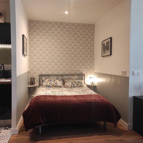 une chambre avec un lit avec une couverture rouge dans l'établissement Grand studio confortable au coeur de NICE, à Nice