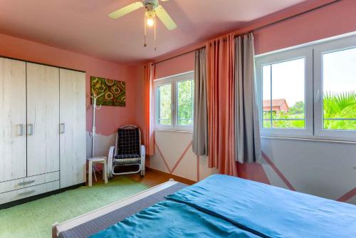 sypialnia z niebieskim łóżkiem i oknem w obiekcie Apartments in Vir/Insel Vir 34750 w mieście Vir