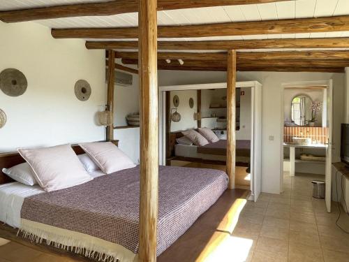 sypialnia z 2 łóżkami w pokoju w obiekcie Casa Estrela w mieście Loulé