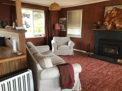 Seating area sa The Woolshed and Farmhouse Blue, Bruny Island