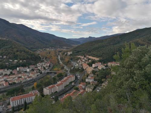 una vista aérea de una ciudad en las montañas en Loratori, en Amélie-les-Bains-Palalda