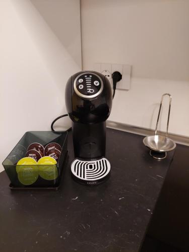 una macchinetta del caffè seduta sopra un bancone con cupcake di Studio Donatello a Milano