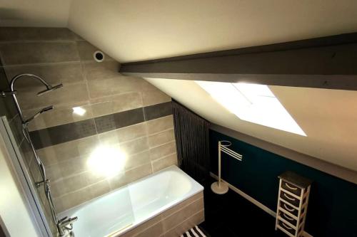 une salle de bain avec douche et baignoire dans l'établissement montagnes Pyrénées, à Bôo-Silhen