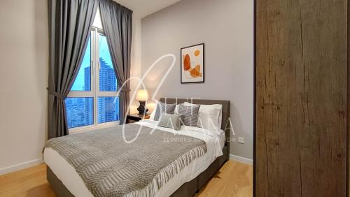 ein Schlafzimmer mit einem Bett und einem großen Fenster in der Unterkunft Inspirasi Mont Kiara Premier Suites by BlueBanana in Kuala Lumpur