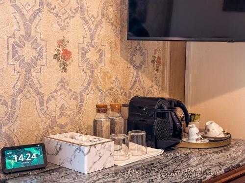 - un comptoir avec une cafetière et un grille-pain dans l'établissement Villa Gelsomino Exclusive House, à Santa Margherita Ligure