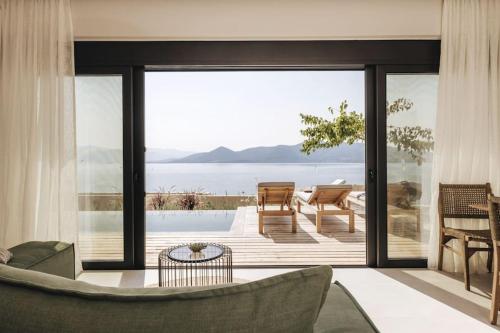 un soggiorno con vista sull'acqua di Private pool with prime location Oraio Meros a Paleros