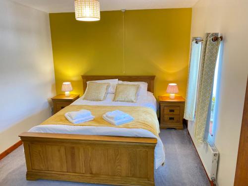 Lower ChapelにあるSunnyside hottub Brecon Beacons sleeps 8のベッドルーム1室(ベッド1台、タオル2枚付)