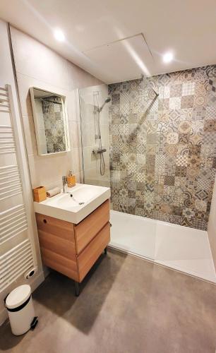 une salle de bain avec un lavabo et une douche dans l'établissement Escale 2 - Part Dieu, à Lyon