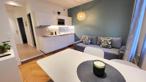 Il comprend un petit salon avec une table et une cuisine. dans l'établissement Escale 2 - Part Dieu, à Lyon