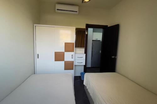馬特魯港的住宿－Porto Matrouh unique Chalet，一间卧室配有两张床和一个衣柜