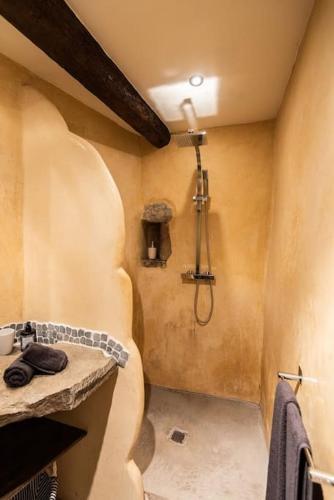 une salle de bain avec douche et lavabo dans l'établissement L'atypique, La Vue et le Standing du 36 ! Emplacement, clim et extérieur !, à Carcassonne
