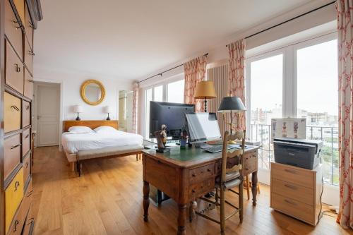 sypialnia z łóżkiem i biurkiem z komputerem w obiekcie Veeve - A Study in Pink w mieście Boulogne-Billancourt
