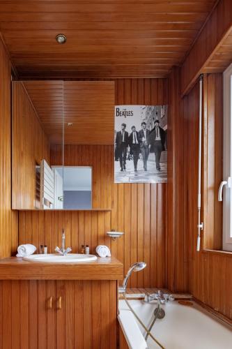 une salle de bain avec une baignoire et un lavabo dans l'établissement Veeve - A Study in Pink, à Boulogne-Billancourt
