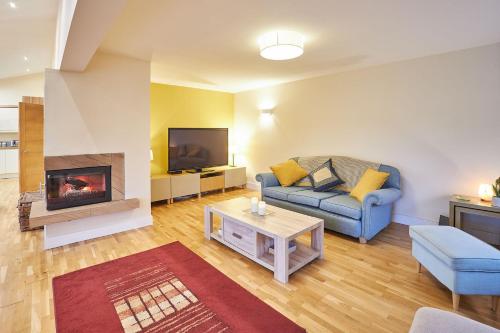 Host & Stay - The Willows في Teversall: غرفة معيشة مع أريكة ومدفأة